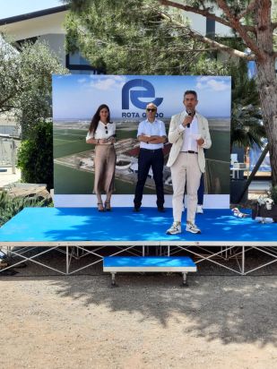 ROTA GUIDO INAUGURA LA NUOVA SEDE DELLA SARDEGNA Da sinistra Francesca Rota Enrico Villa e Alberto Rota in primo piano
