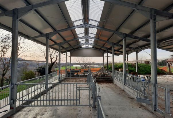 NUOVA STALLA LINEA VACCA VITELLO, PECORE, ASINI, SUINI CON ANCHE RICOVERO ATTREZZI PER LA CASCINA DEI PRATI AZ. AGR. AGRITURISTICA DI CREDARO (BERGAMO) agriturismo La cascina dei Prati presso credaro BG 4